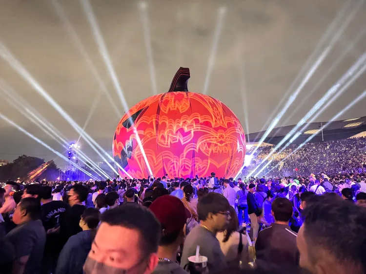 網友曝光昨日晚間的衛武營萬聖節人潮直逼跨年。翻攝自臉書粉專「衛武營都會公園」