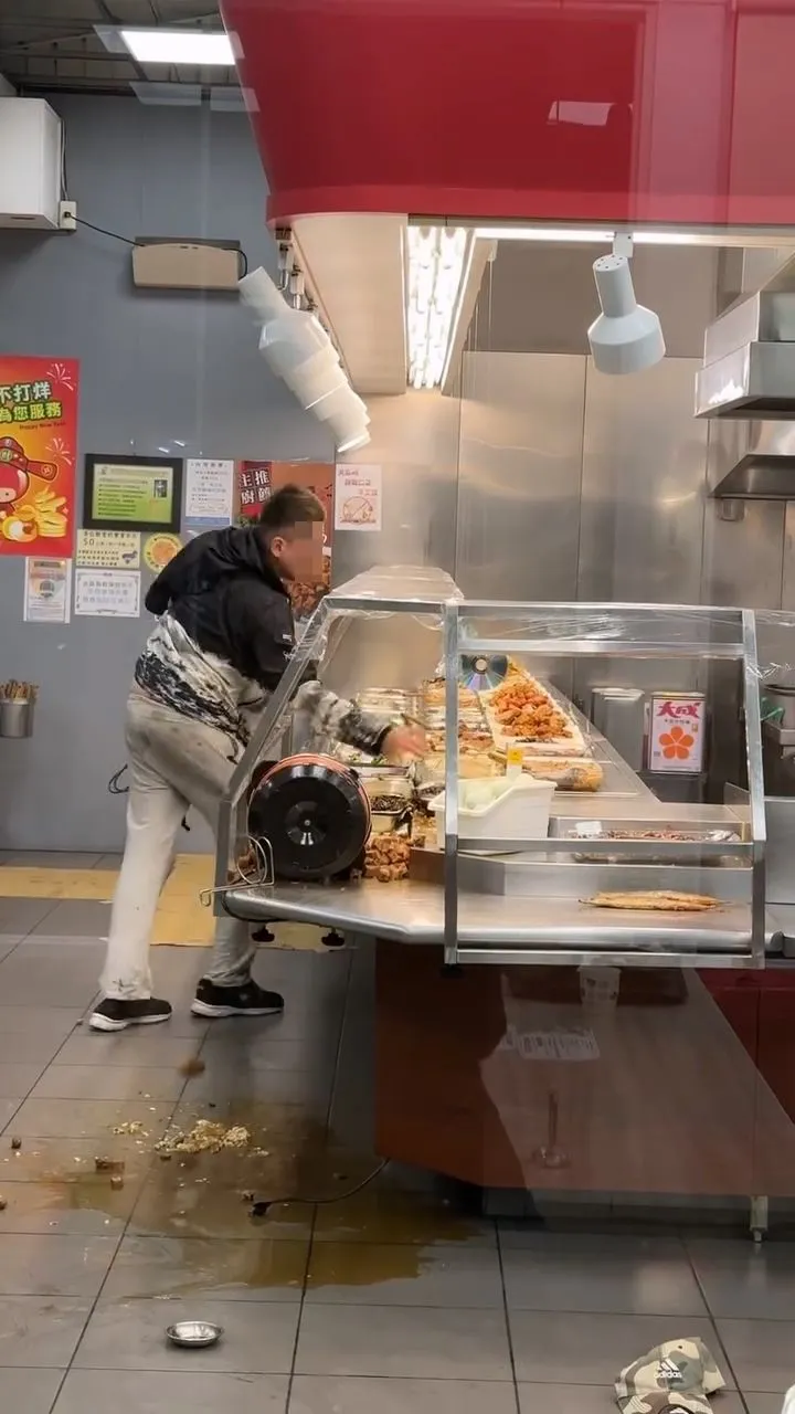 楊男將櫃檯上的菜盤翻落。民眾提供