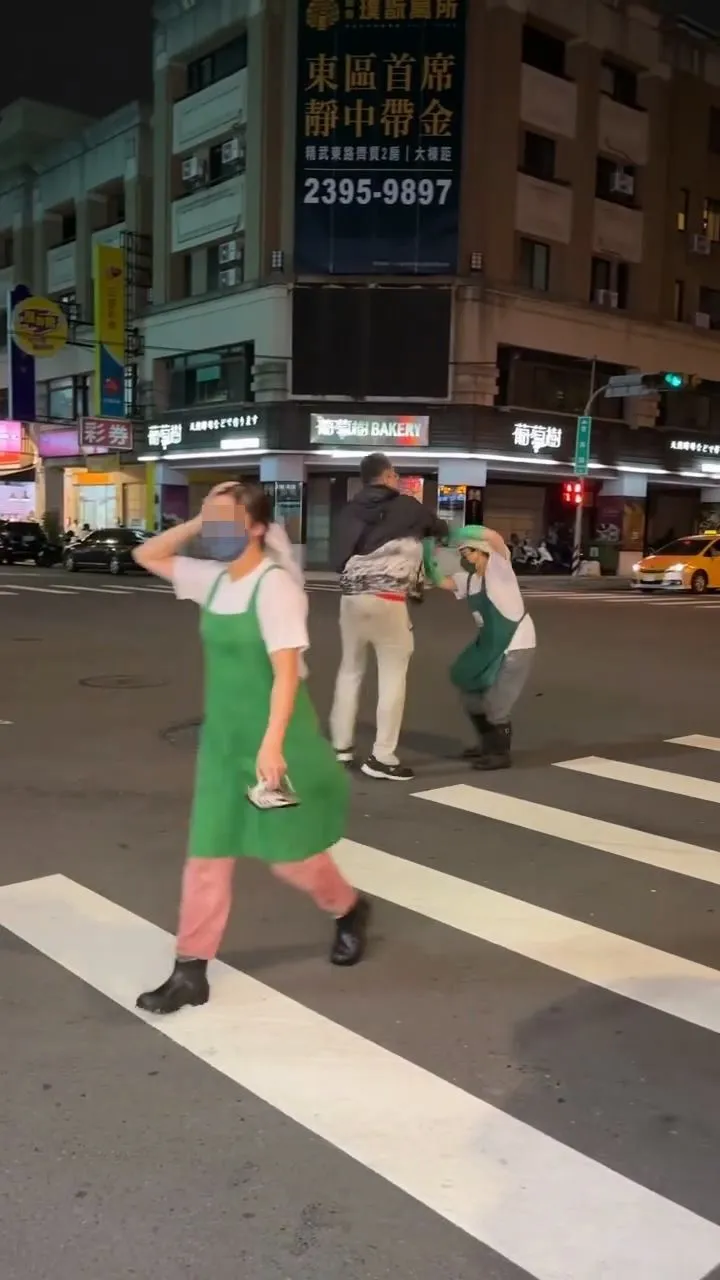 楊男追到店外毆打女店員。民眾提供