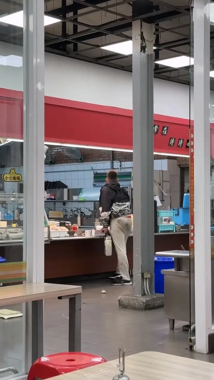 杨男朝店员丢掷菜刀、菜盘。民众提供