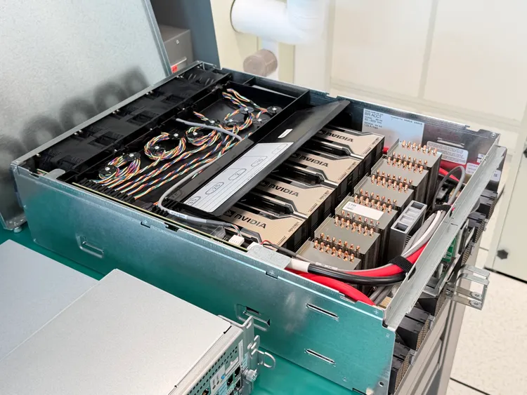 Google士林新辦公室內的電源實驗室曝光，Google表示，這裡負責驗證資料中心與AI基礎設施的電源穩定性，並能將測試後產生的廢電回收送台電再利用，朝能源永續方向打造AI基礎建設。趙筱文攝