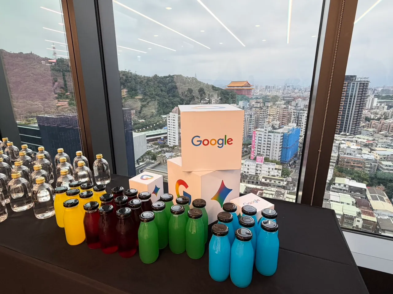 位于19楼的会议室可以俯瞰士林景色，还特地为开幕活动准备Google的经典四色气泡水增添轻松交流氛围。赵筱文摄