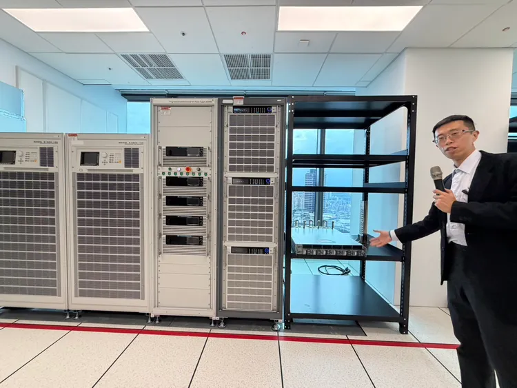 14樓電源實驗室透過雙向回收系統把未用電力回送台電電網，減少廢熱與空調負擔。趙筱文攝