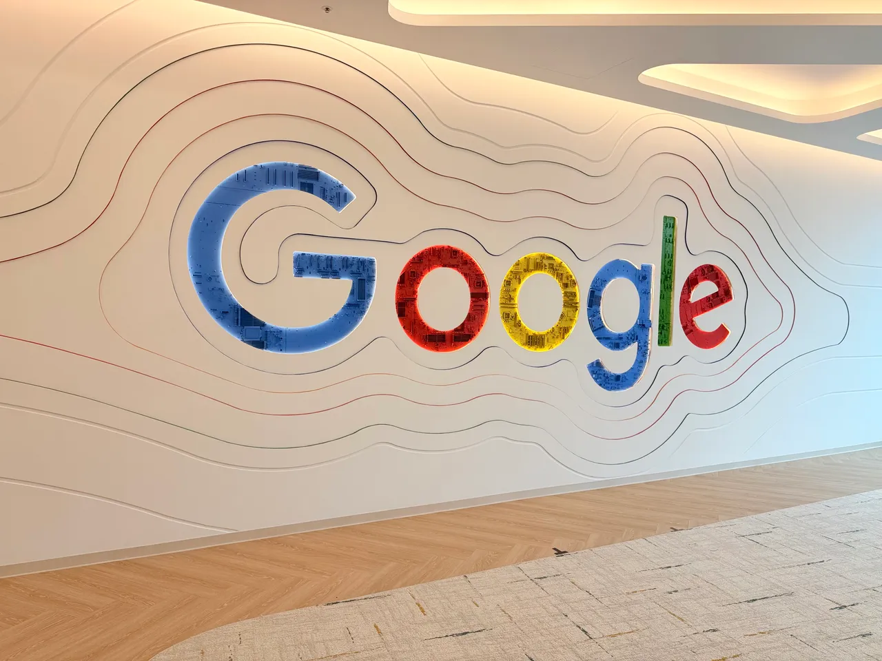 19楼办公区墙上的「Google」或是Google Cloud logo上使用的是退役主机板零件。赵筱文摄