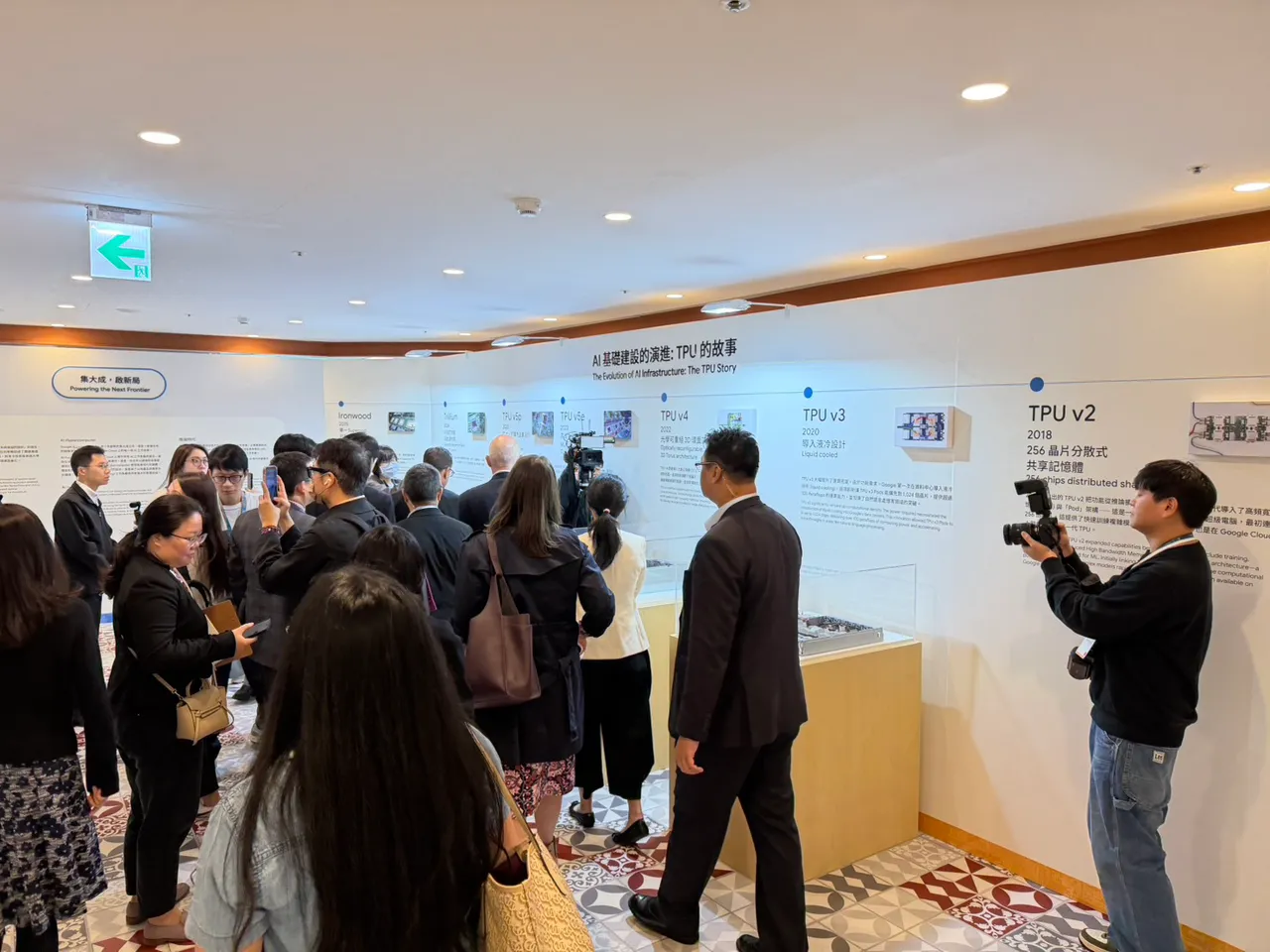 Google士林新办公室20楼特别在开幕当日规划「AI基础建设主题展区」，展示从TPUv2到TPUv6的演进历程，并介绍Google在台湾的研发成果。赵筱文摄