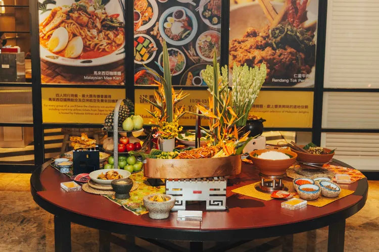 凱菲屋大啖馬來自助經典美饌，每人抽萬元住宿券。台北君悅酒店提供