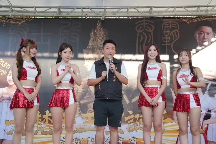 網紅賓賓哥當魔術師王元照校園演講的神秘嘉賓，卻未經同意開直播，遭校方制止，台中市長盧秀燕今宣布王元照、賓賓哥未來「永不錄用」。資料照片