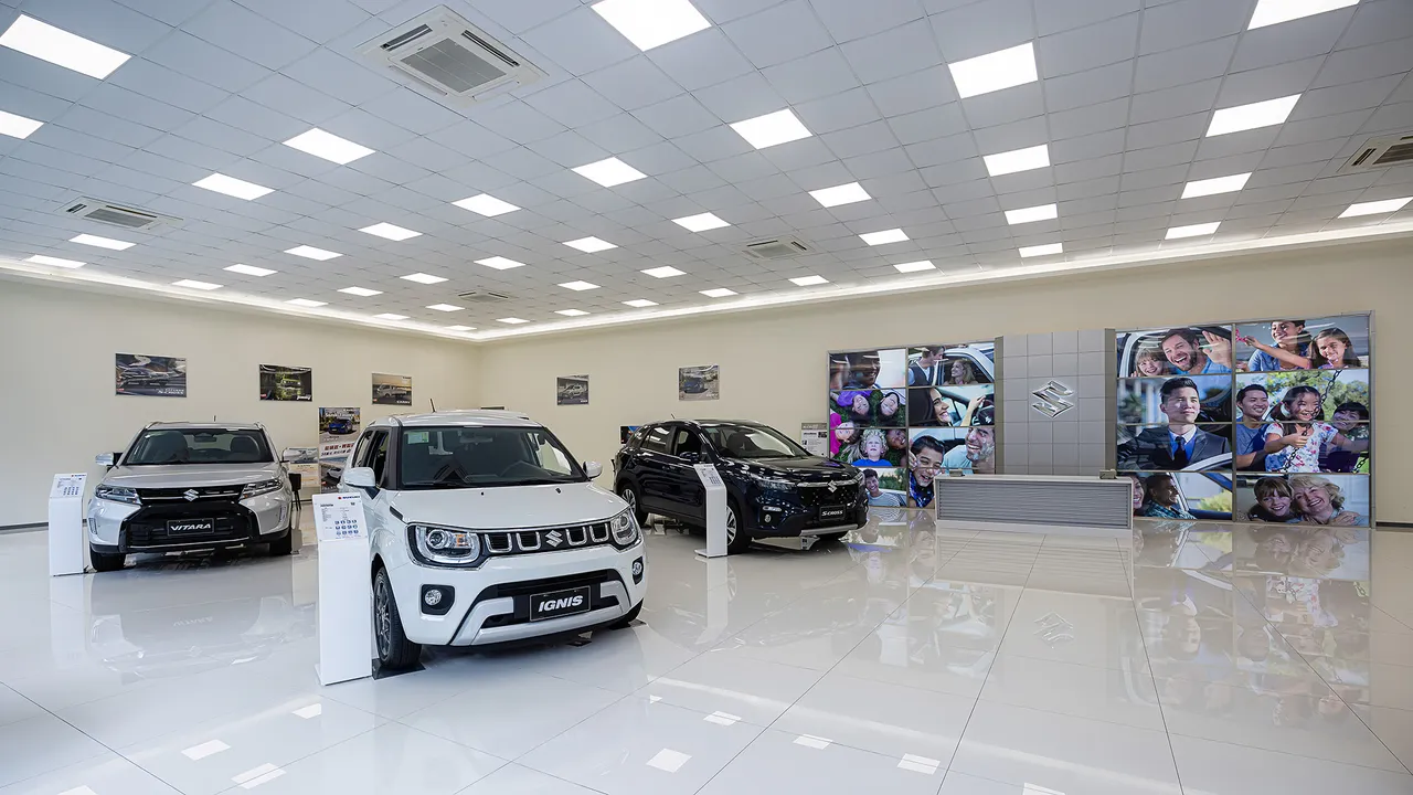全新展間導入SUZUKI最新全球CI規範，透過大量自然採光、溫潤材質與開放展示配置，營造輕鬆親切、易於親近的購車氛圍。 業者提供