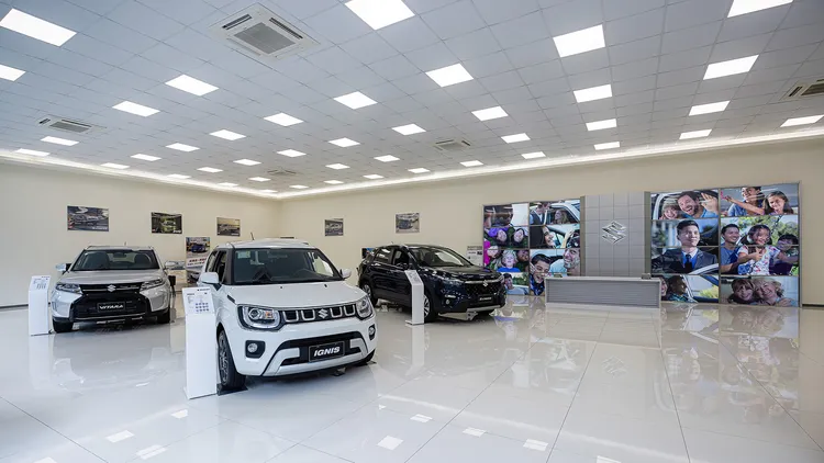 全新展間導入SUZUKI最新全球CI規範，透過大量自然採光、溫潤材質與開放展示配置，營造輕鬆親切、易於親近的購車氛圍。 業者提供