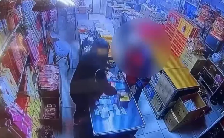 事發前湯翁曾到附近香鋪購買鞭炮。翻攝照片