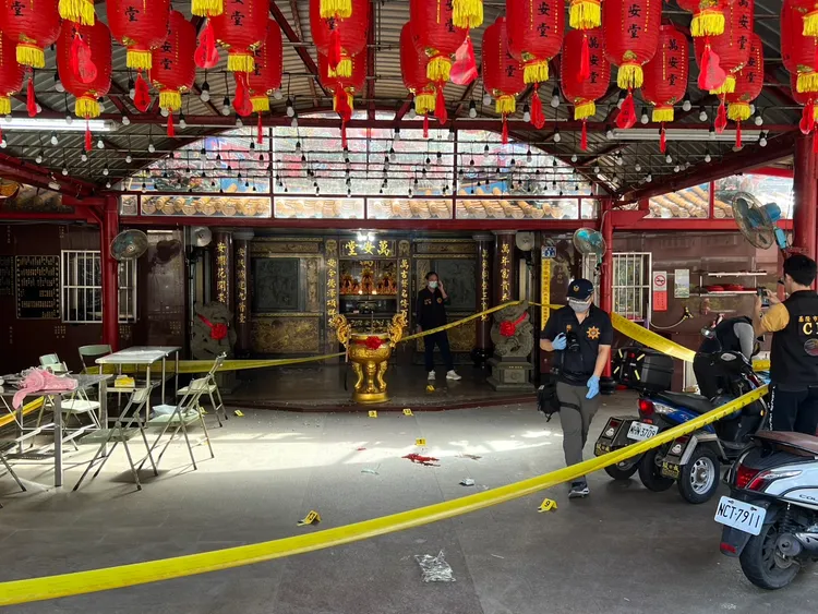 湯翁今天在宮廟引燃鞭炮，導致其腹部受重傷當場倒地。翻攝照片