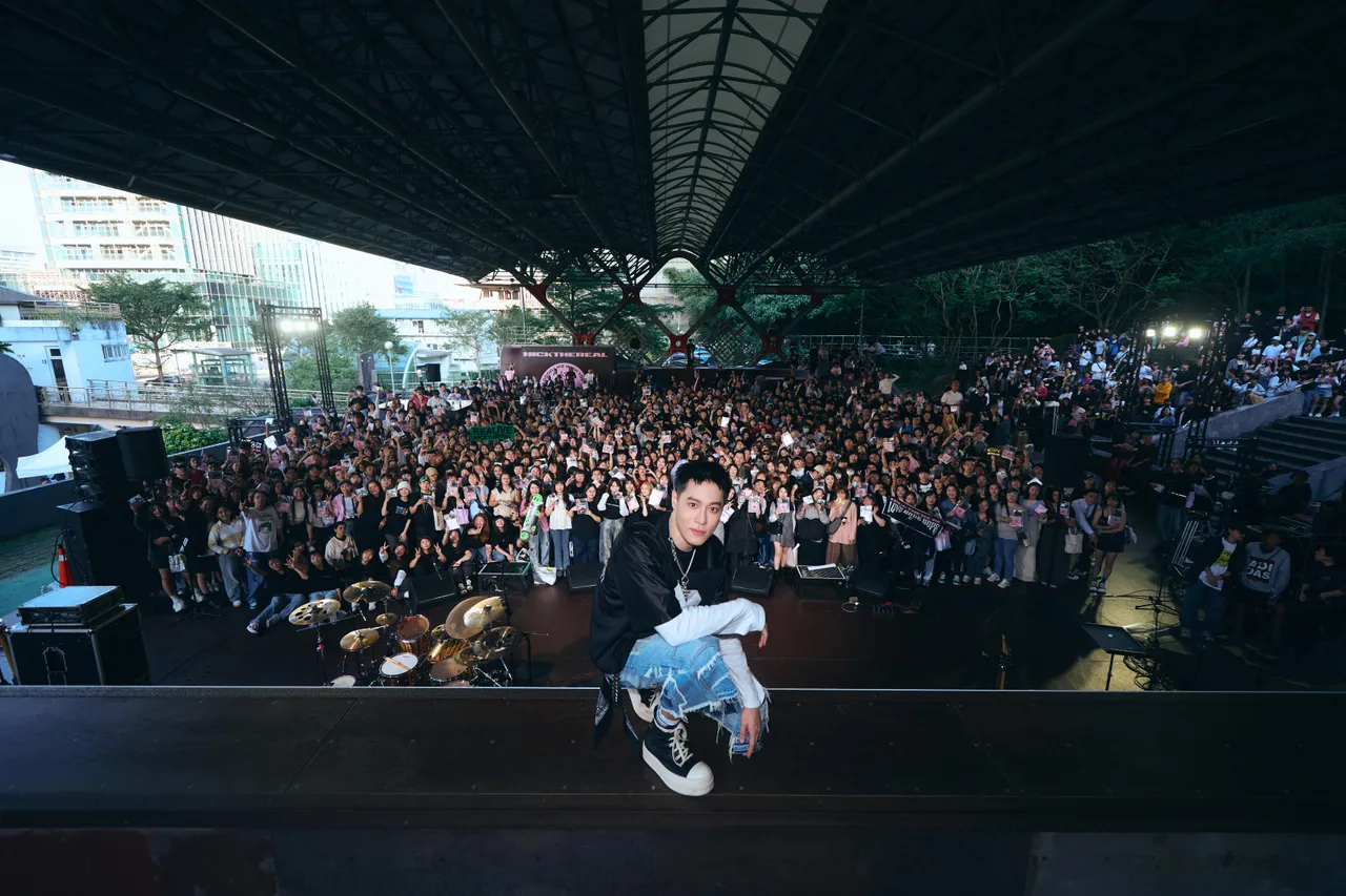 周汤豪与满满粉丝合照。环球音乐提供