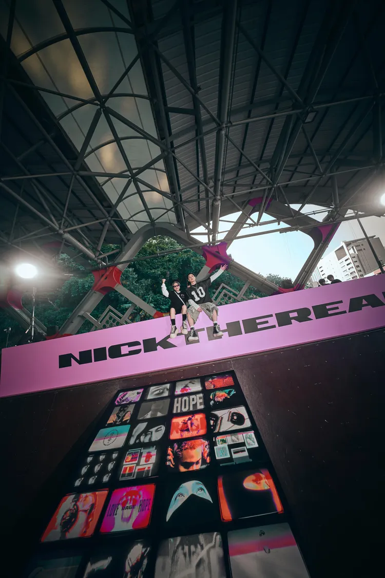 周湯豪（右）與媽媽比莉。環球音樂提供