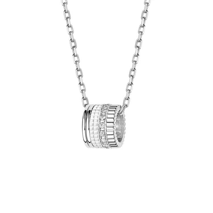 Quatre Double White系列項鍊（白金750材質、鑲嵌鑽石），18萬3500元。品牌提供