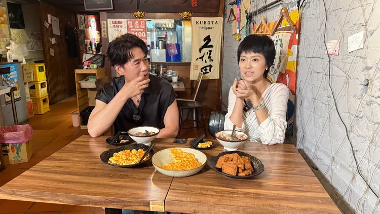 金曲歌后曹雅雯作客大前辈罗时丰的网路节目。《大牛比较揽》提供