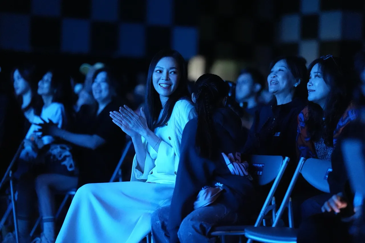 曾馨莹（左）和么女ＱＱ（右）开心讨论舞蹈表演。彭欣伟摄