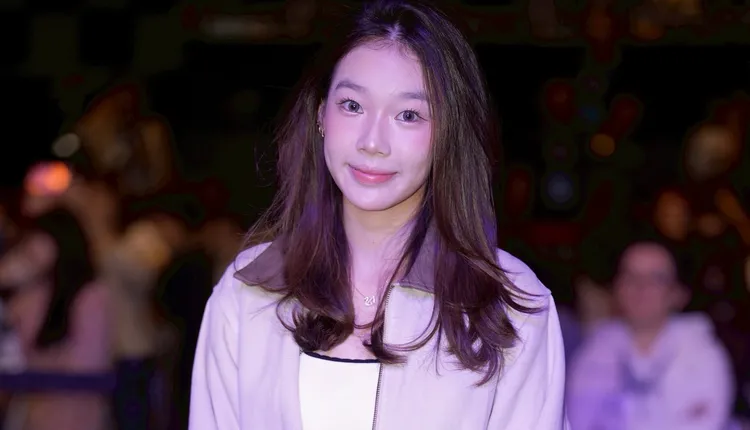 妞妞气质非凡，谈吐稳重。彭欣伟摄