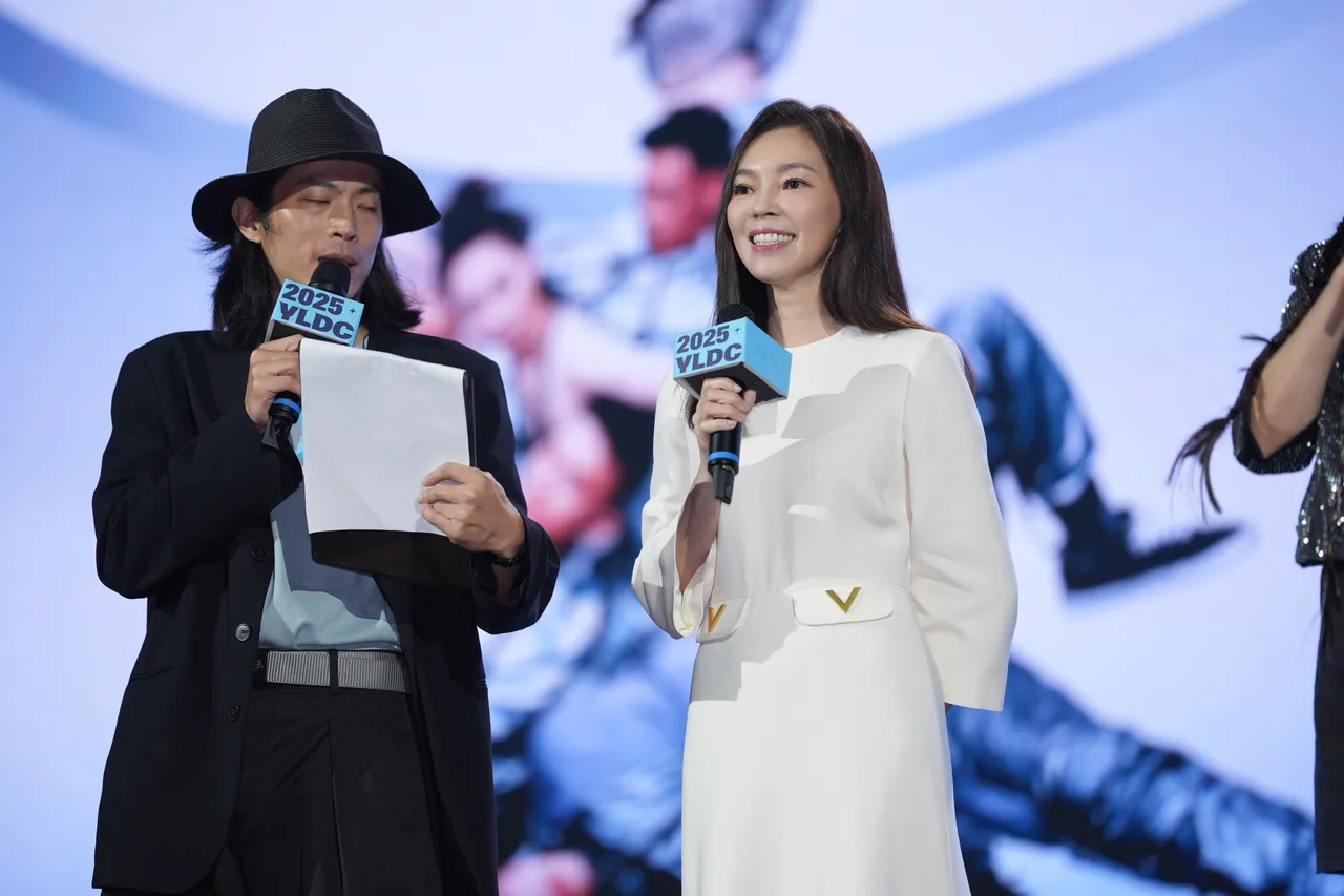 曾馨莹（右）打起精神出席主理的舞蹈大赛。彭欣伟摄