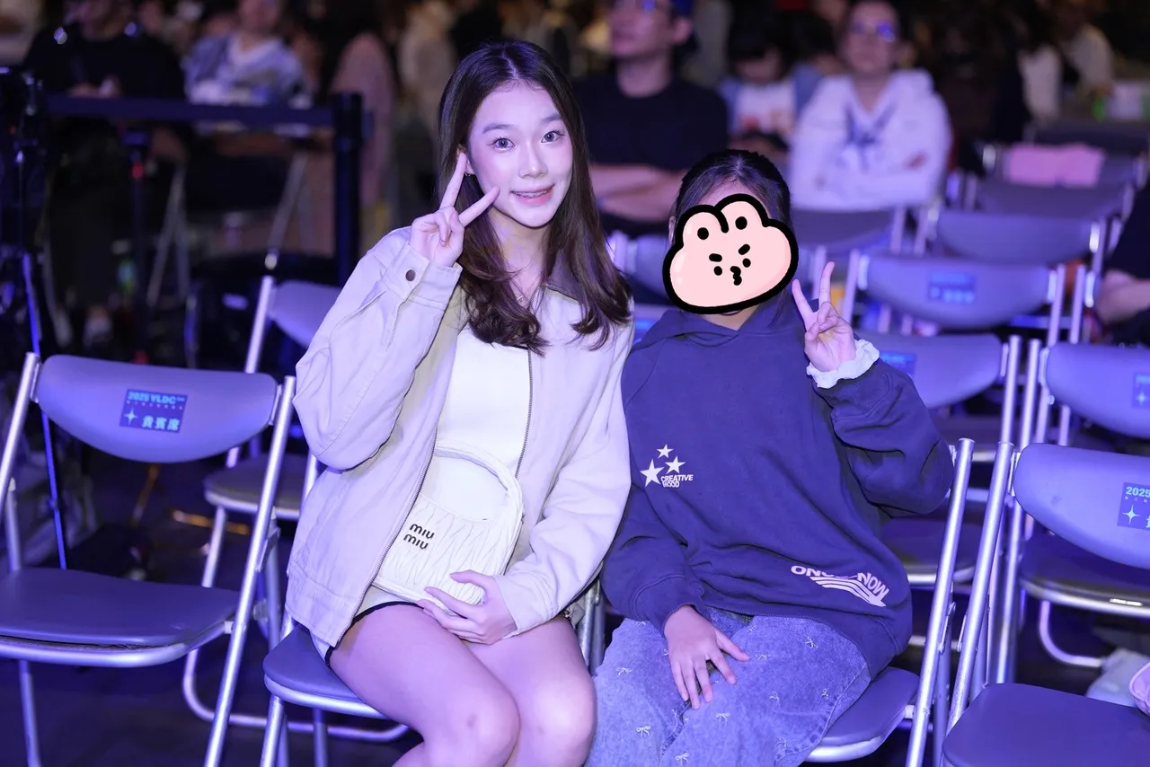 妞妞（左）和妹妹ＱＱ。庄宗达摄