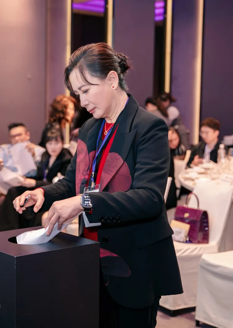 金鐘影帝陳亞蘭參與臺師大GF-EMBA校友會，為第二屆理監事選舉投下神聖一票。臺師大GF-EMBA提供）