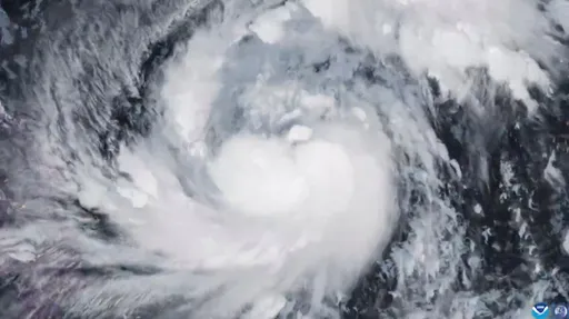 恐怖衛星圖曝光！強颱鳳凰還沒來台灣　菲律賓已大撤離10萬人