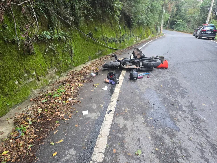 蔡姓夫妻騎乘的黃牌重機受損嚴重，兩人也重傷送醫。翻攝照片