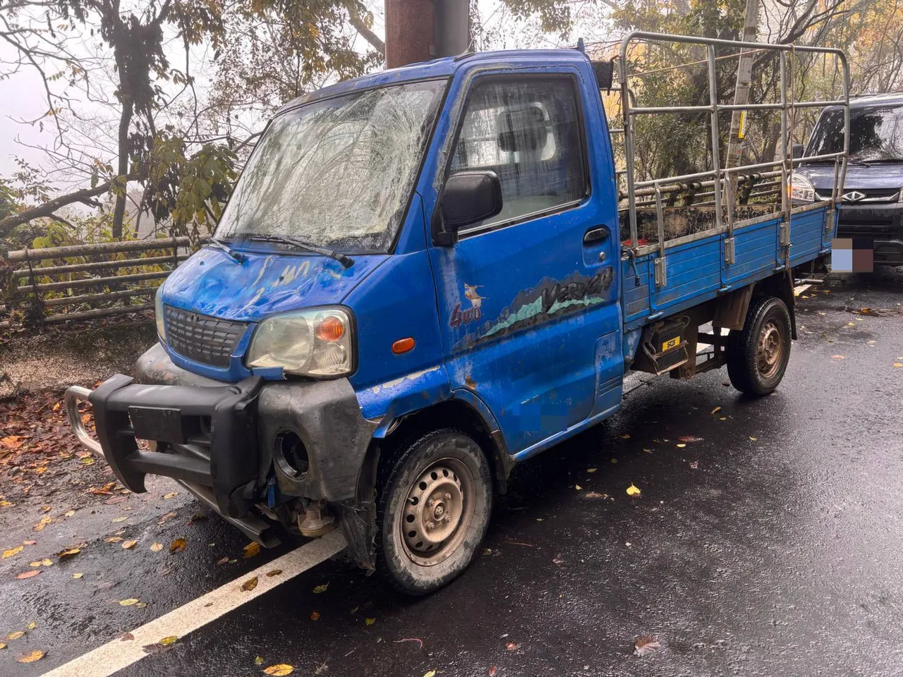 警方循线找到肇事小货车，驾驶疑是非法移工，已经逃逸无踪。翻摄照片