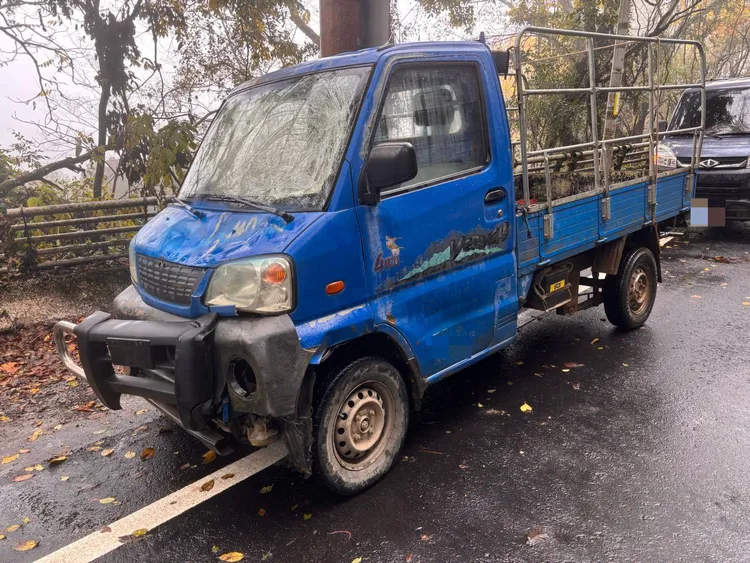 警方循線找到肇事小貨車，駕駛疑是非法移工，已經逃逸無蹤。翻攝照片