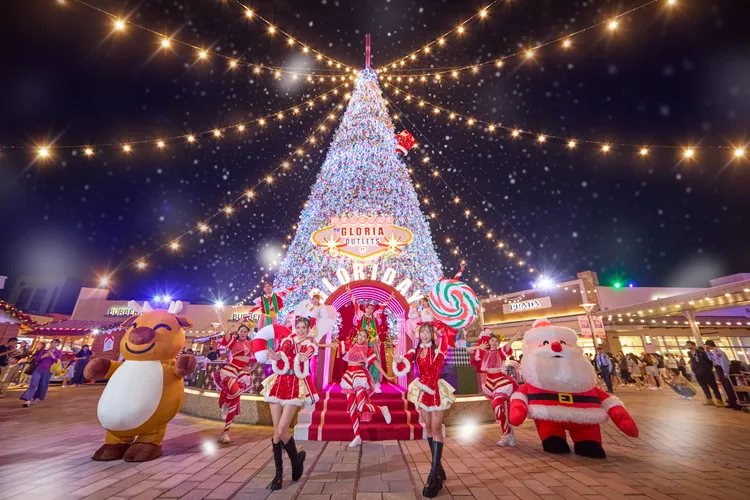 华泰名品城「Lights, Camera, GLORIDAY Cheers!」圣诞大档11月21日正式开跑！全台最巨的穿越圣诞树，搭配飘雪场景简直美得像梦一样，绝对是年末必访景点