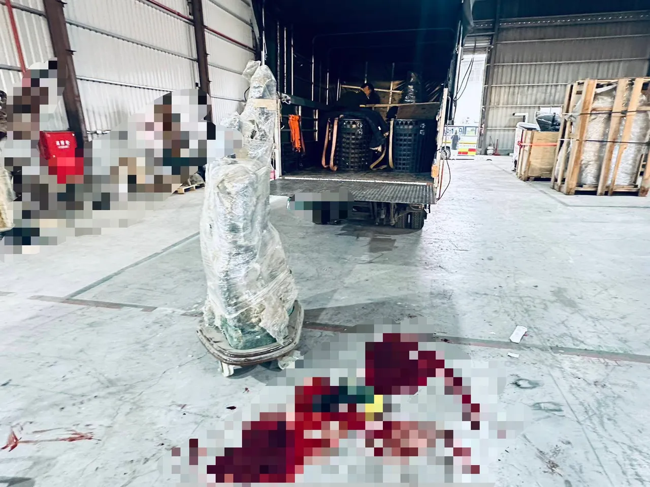 水晶洞旁遗留大片血迹。翻摄画面