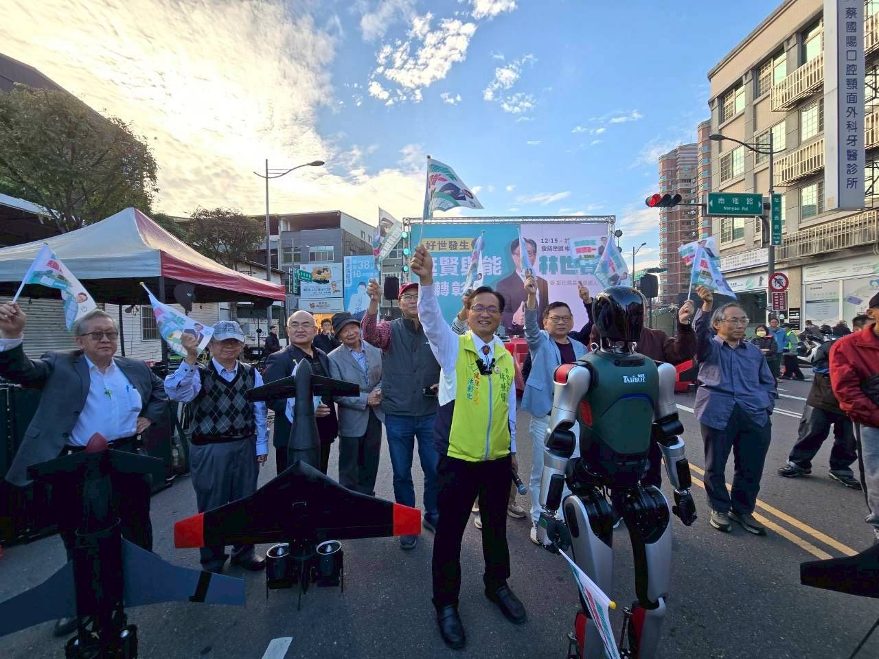 綠營彰化縣長類初選倒數計時 林世賢拚出線!人形機器人相挺