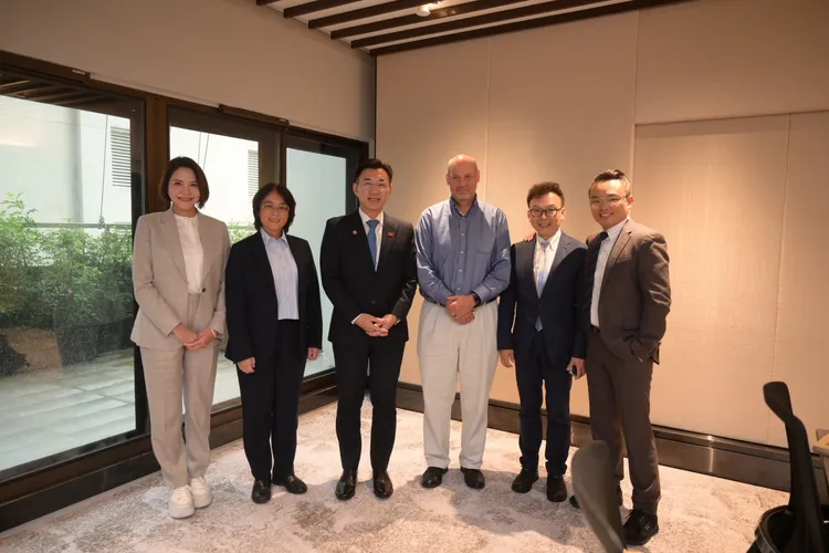 江启臣率团在新加坡与前美国国防部官员暨拉惹勒南国际关系学院（RSIS）研究员唐安竹（Drew Thompson）会晤。立法院提供