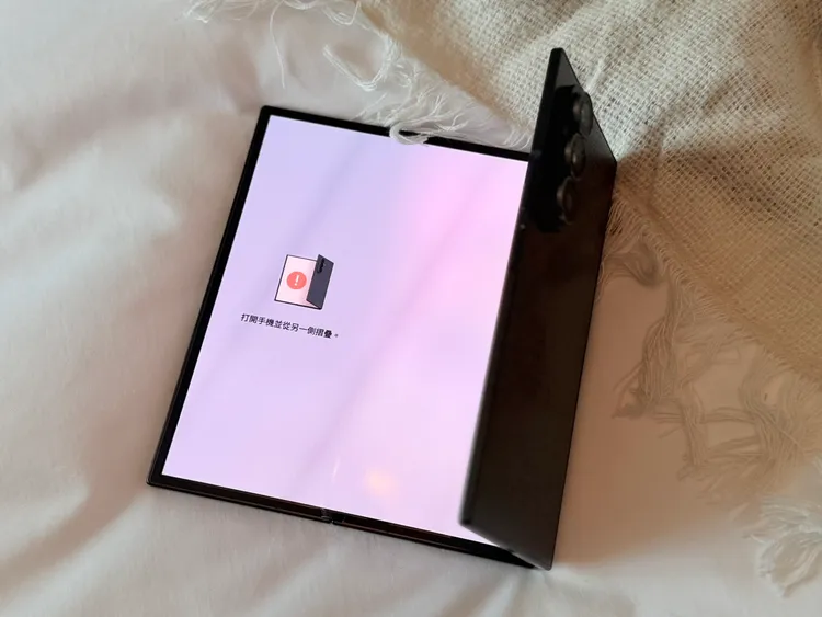 在收折順序錯誤時，系統會即時跳出畫面提示並搭配震動提醒。趙筱文攝