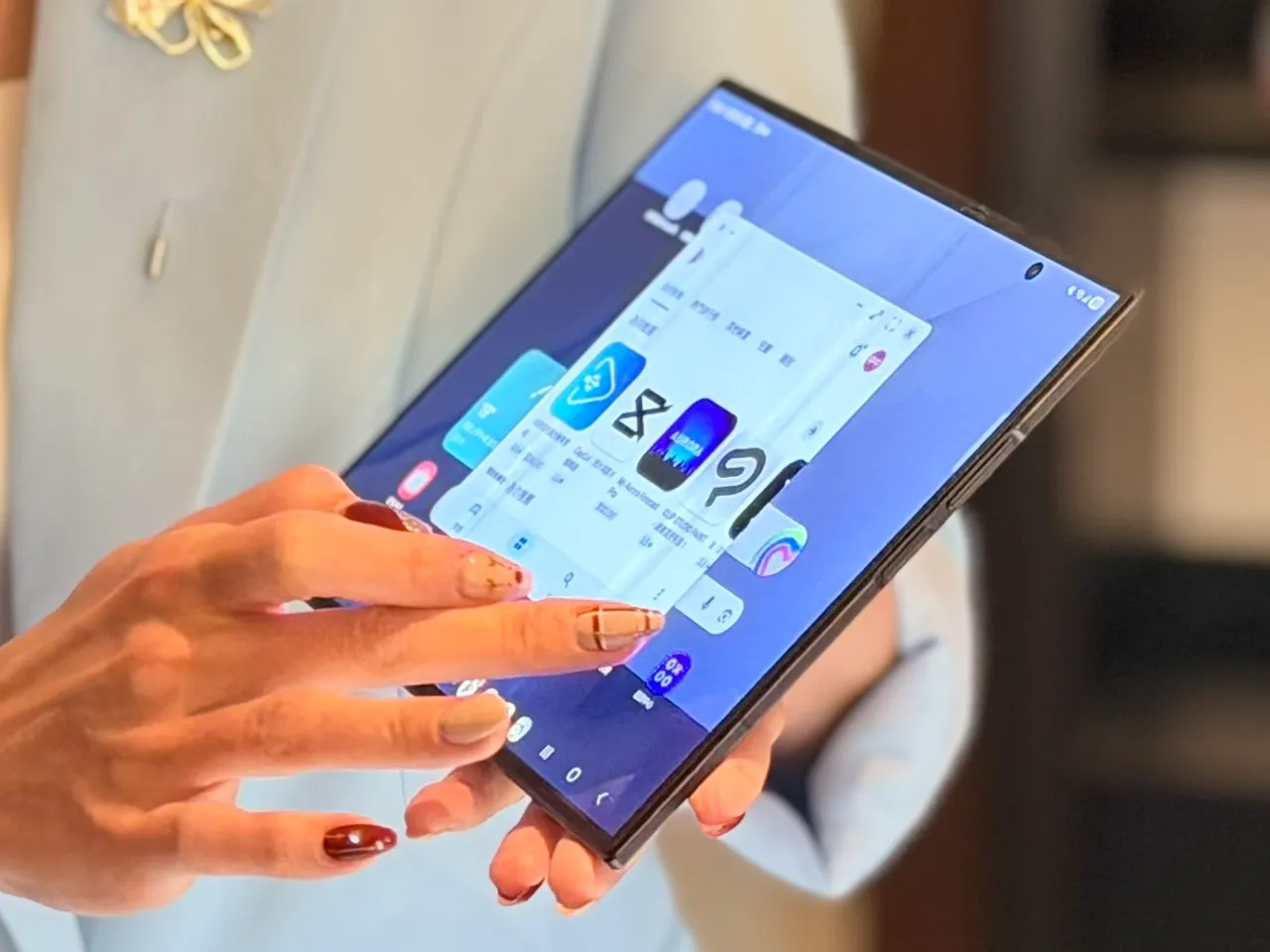 Galaxy Z TriFold展开后可独立启用Samsung DeX模式，不需外接萤幕即可进入桌机化介面，支援多视窗与多工作区操作，让手机在行动情境下也能进行接近笔电的工作流程。赵筱文摄