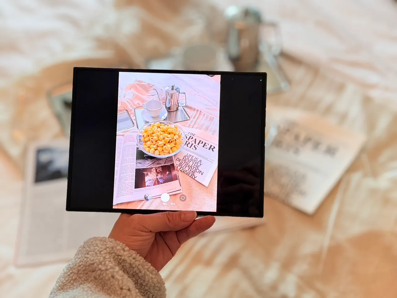 Galaxy Z TriFold在三折全开状态下进行拍照，大萤幕取景让构图与画面细节一眼掌握，实际拍摄时更容易调整角度与画面比例。赵筱文摄
