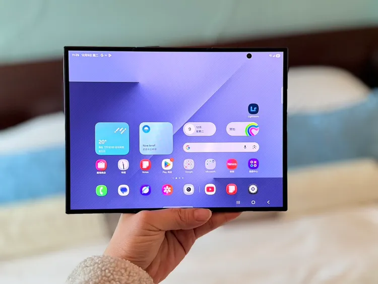 Galaxy Z TriFold完全展開後進入全螢幕狀態，10吋三摺螢幕提供接近平板的顯示空間，無論瀏覽內容或進行多工操作，都能更完整呈現畫面資訊。趙筱文攝