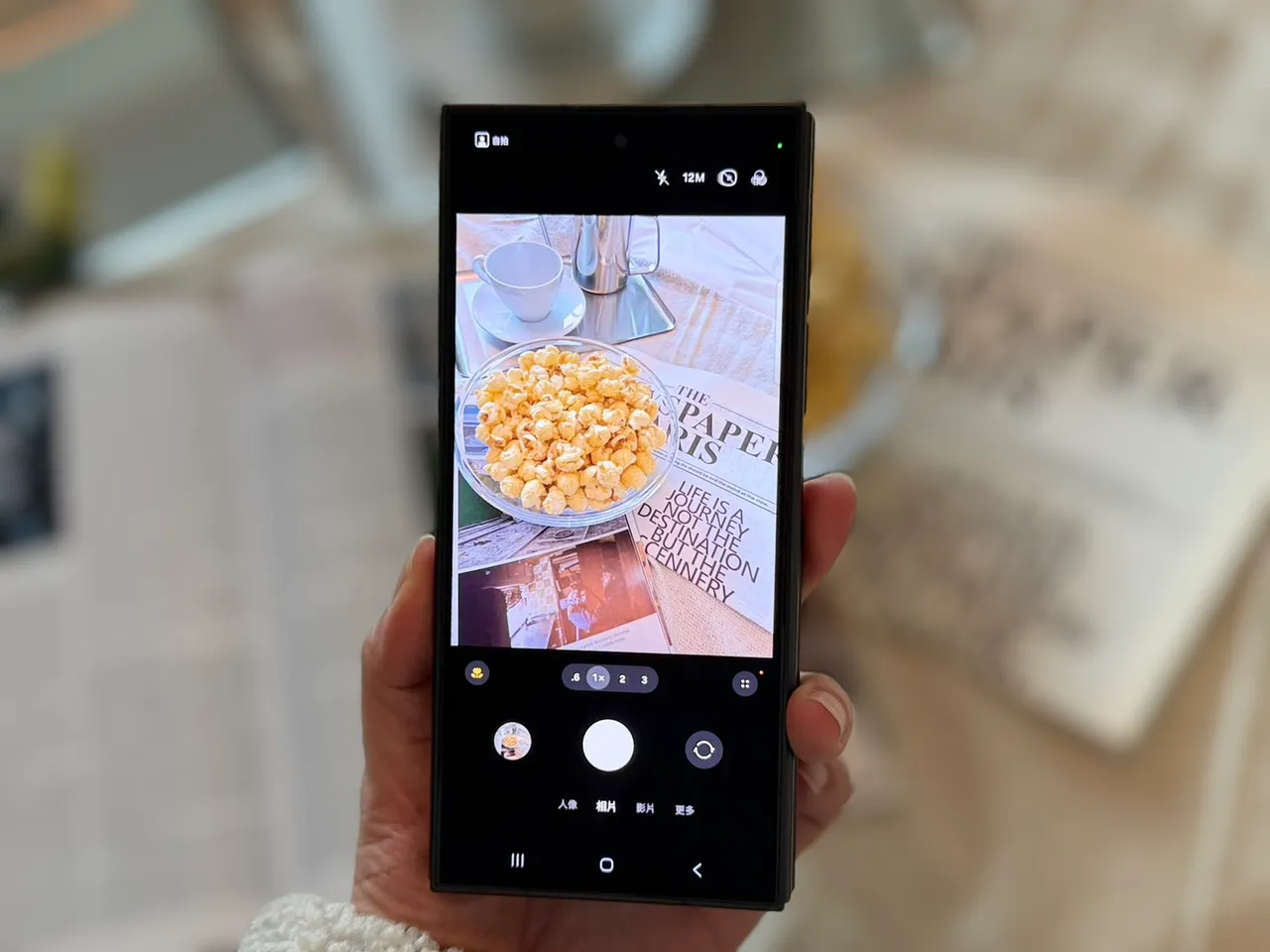Galaxy Z TriFold在折起状态下，可直接透过外萤幕进行拍照取景。赵筱文摄