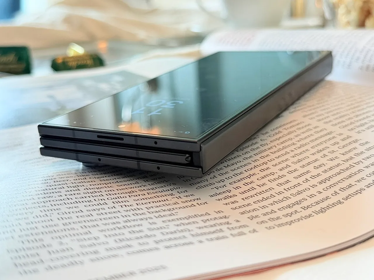 Galaxy Z TriFold采G型三折叠结构设计，收折后机身线条俐落，厚度控制仍维持旗舰水准。赵筱文摄