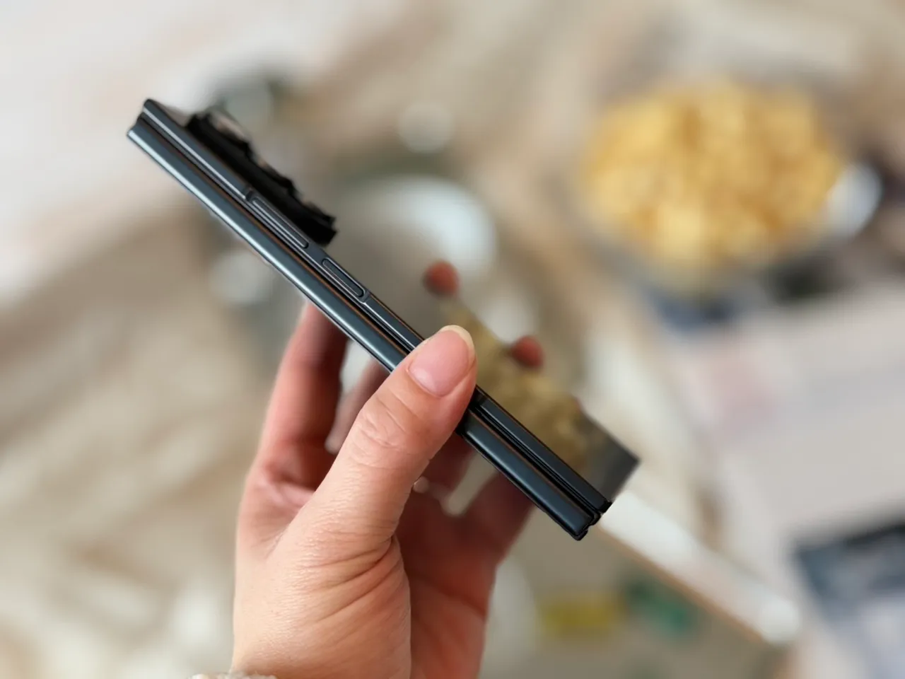 从侧边角度看，Galaxy Z TriFold收折后的厚度控制相当到位，三折结构下仍维持俐落线条，单手握持不会有过度厚重的负担感。赵筱文摄