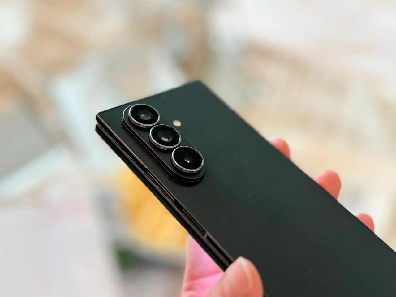 Galaxy Z TriFold延续Galaxy系列2亿画素主镜头与1,200万画素超广角配置。赵筱文摄