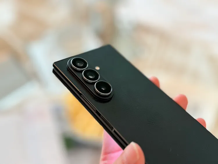 Galaxy Z TriFold延續Galaxy系列2億畫素主鏡頭與1,200萬畫素超廣角配置。趙筱文攝