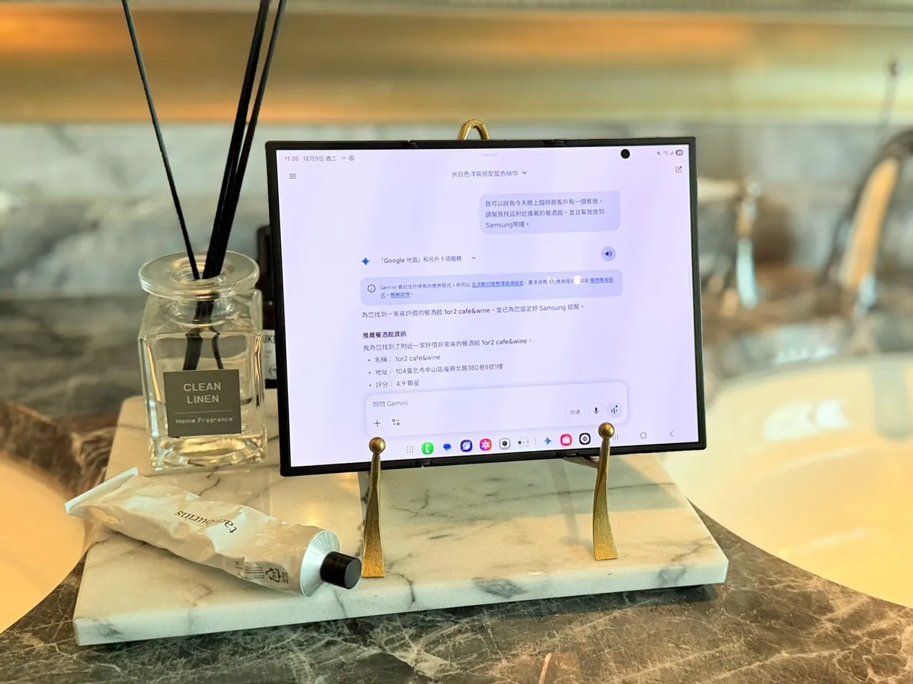 Galaxy Z TriFold展开后的大萤幕，让Galaxy AI的对话、搜寻与摘要结果能完整呈现。赵筱文摄