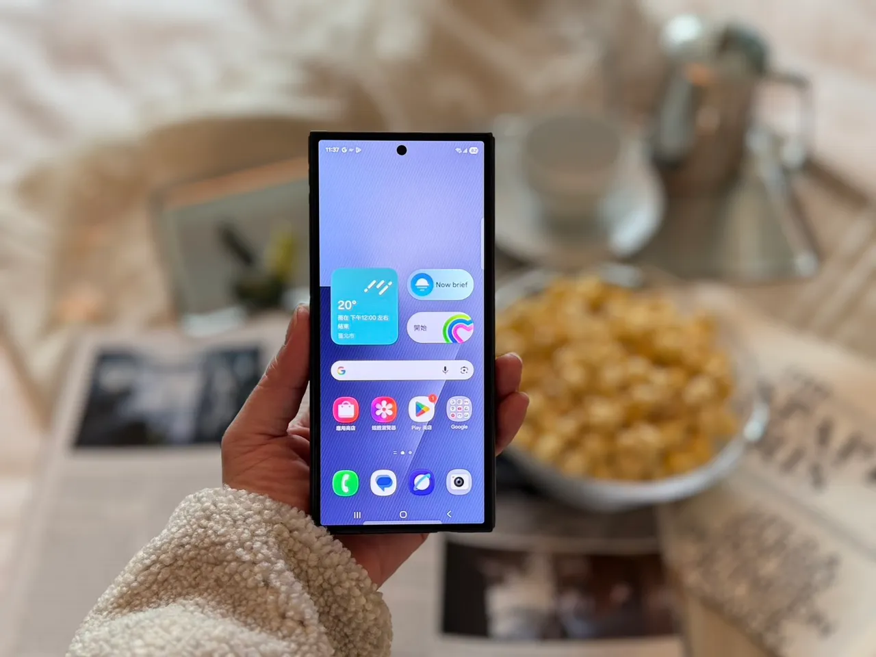 折起状态下仍保有完整的外萤幕使用体验，6.5吋硬式萤幕可独立操作，让日常浏览、回讯与查资料不必每次都展开大萤幕。赵筱文摄