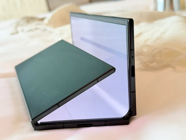 Galaxy Z TriFold採用新一代Armor FlexHinge轉軸設計，強調開闔時的穩定阻尼與結構耐用度，三片螢幕重量分配平均，讓三摺展開與收折操作更為順暢，也降低日常使用的心理負擔。趙筱文攝