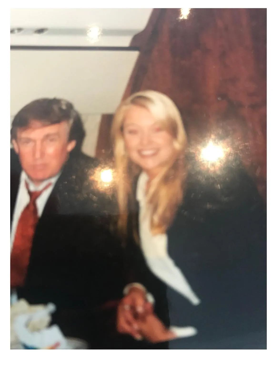 川普与金发女子似乎在私人飞机上。翻摄自纽约邮报