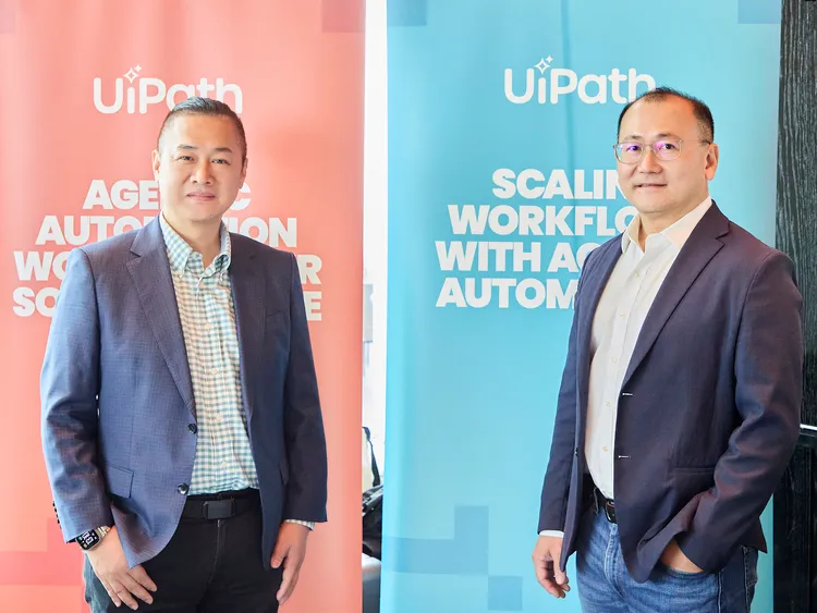 UiPath发布2026年AI与代理自动化趋势报告，指出代理型AI正加速成为企业AI应用的关键技术。UiPath大中华区区域副总裁陈名璋(右)、UiPath资深产品技术顾问蔡君浩(左)。UiPath提供