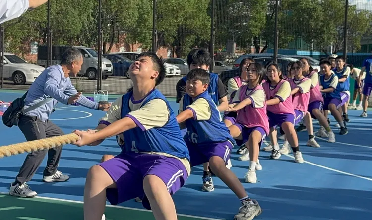 板橋國中校慶運動會力拔山河，展現青春的力與美。校方提供