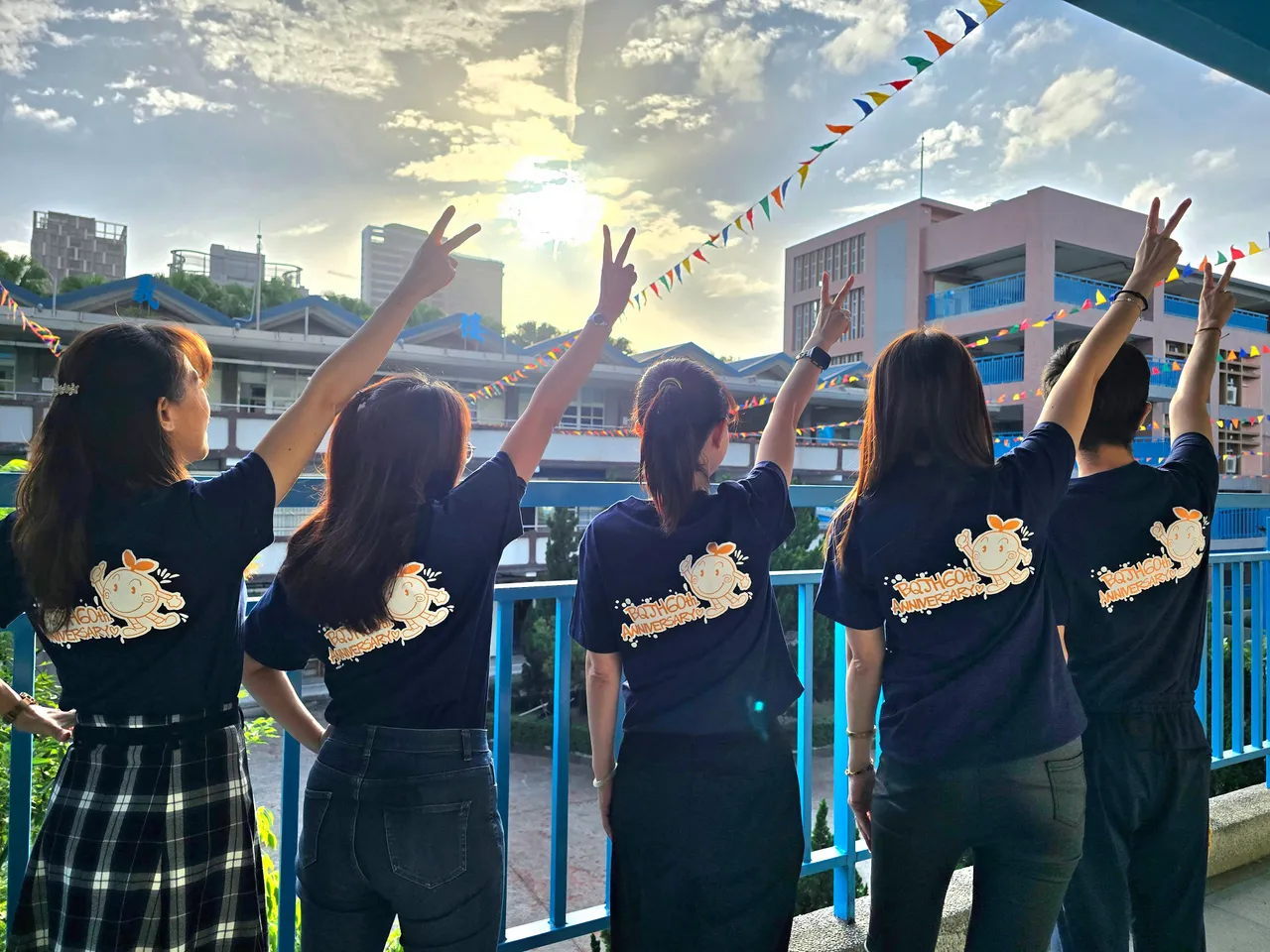 板中60校庆纪念衫，洋溢著青春同心。校方提供