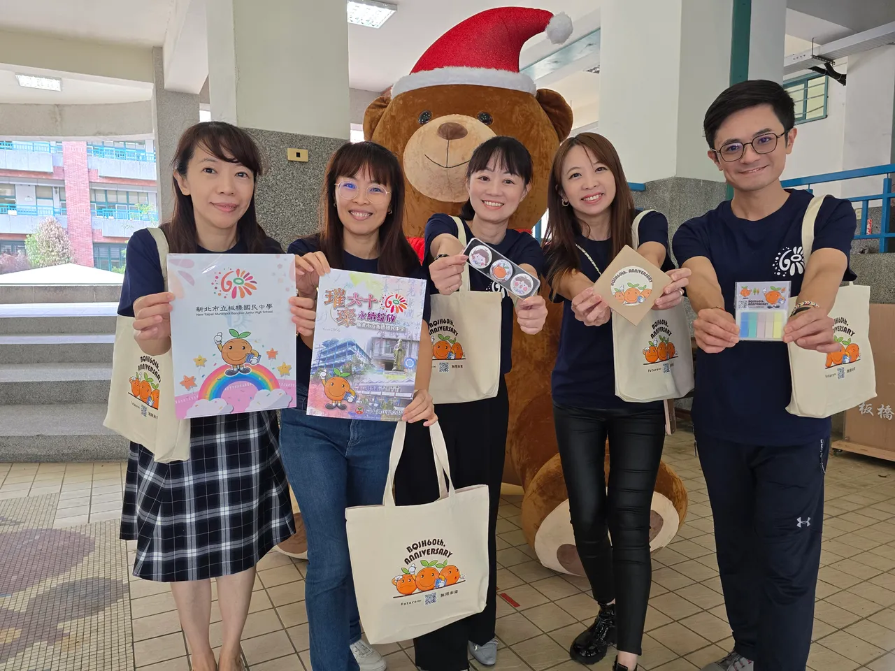 板桥国中60周年校庆纪念品多元丰富，校庆特刊纪载60年精采岁月。校方提供