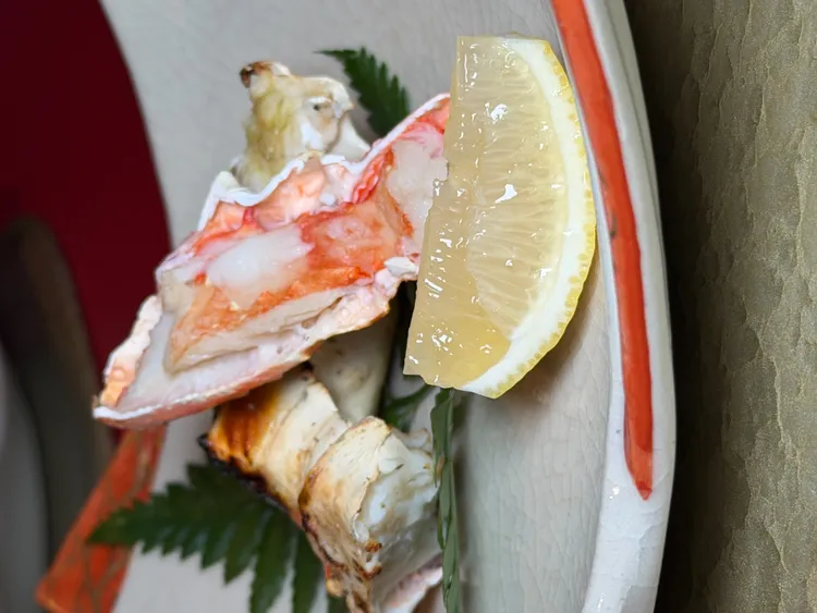 燒物「烤鱈場蟹」恰到好處的火候鎖住蟹肉的彈性與甜度。JR東日本大飯店台北提供